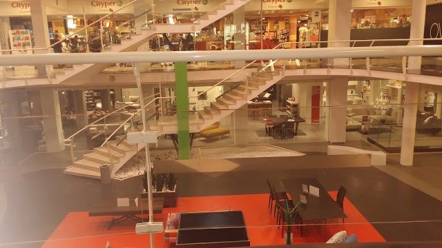 Vicino all'hotel si trova Quintocolore Galleria Commerciale